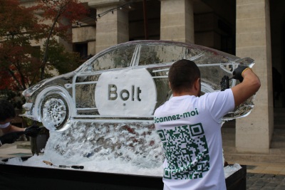 Pourquoi Bolt sculpte une voiture en glace ? 