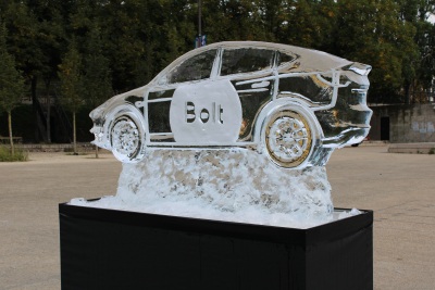 Pourquoi Bolt sculpte une voiture en glace ? 